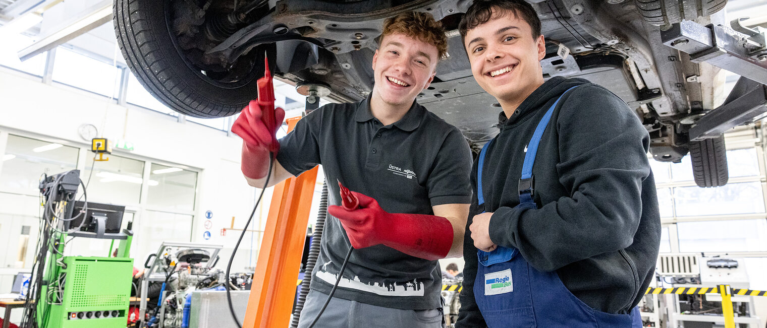 2023-0112 HWK Feature-Bilder-069.jpg_web, Ausbildung, Azubis, männlich, Jungen, Werkstatt, Auto, kfz, Karriere