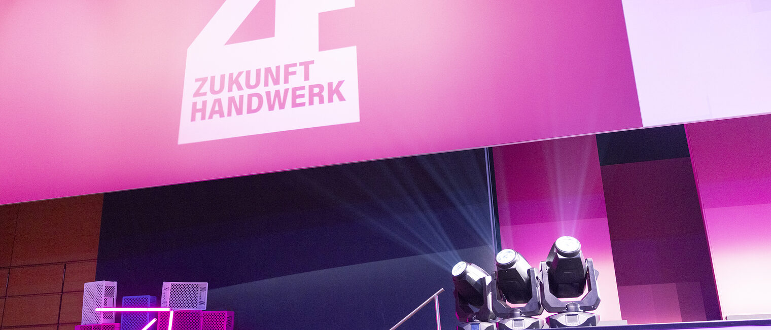 Inspirierender Austausch: Die ikk classic Bühne bietet Raum für eine bedeutende Podiumsdiskussion mit Dr. Robert Habeck und anderen Teilnehmern, die wichtige Fragen erörtern. Schlagwort(e): , ZUKUNFT HANDWERK, 2024, EG.29, ICM, Messegelände München, Produkt, Dr. Robert Habeck, Podiumsdiskussion, ikk classic Bühne