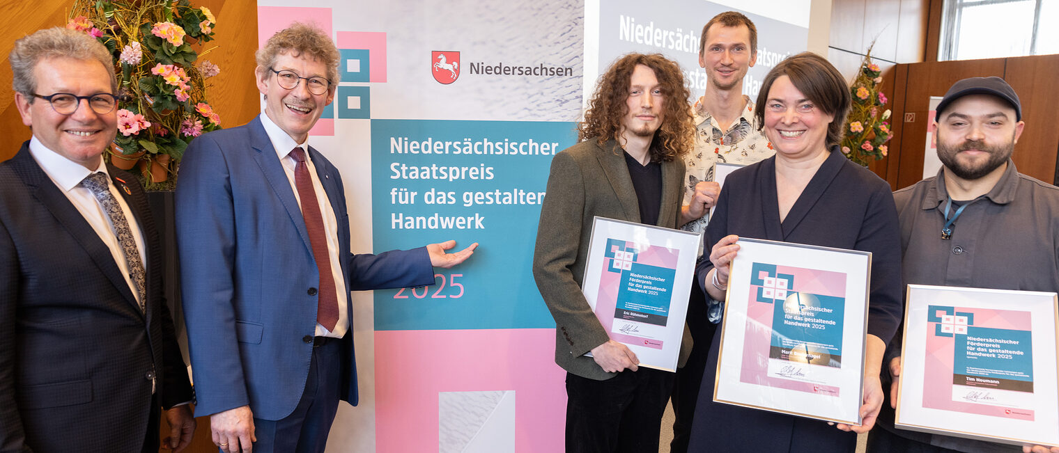 Thomas Gehre und Frank Doods gratulierten der Staatspreisträgerin Marit Bindernagel und den drei Förderpreisträgern. Staatspreis 2025