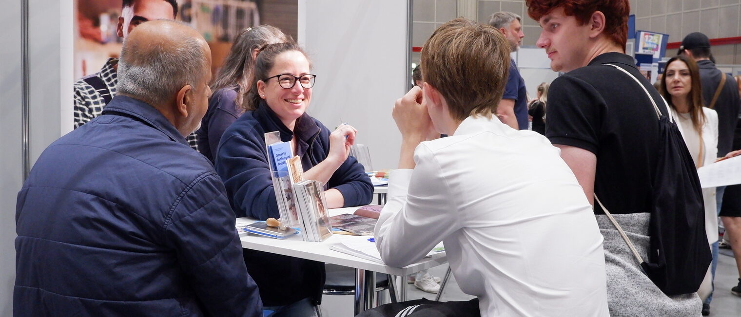 Vocatium 2025 - Ausbildungsberaterin der Handwerkskammer Hannover im Beratungsgespräch