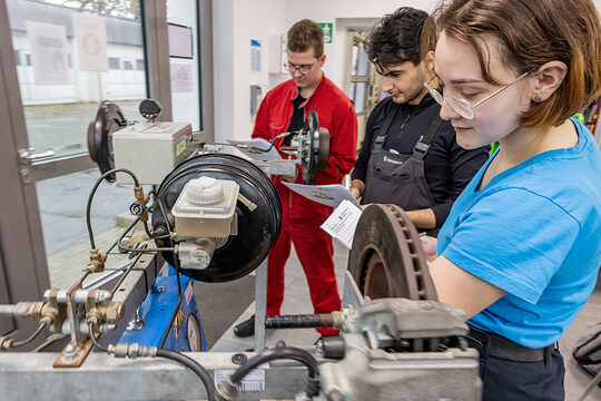 Auszubildende im Kfz-Beriech in der Werkstatt.