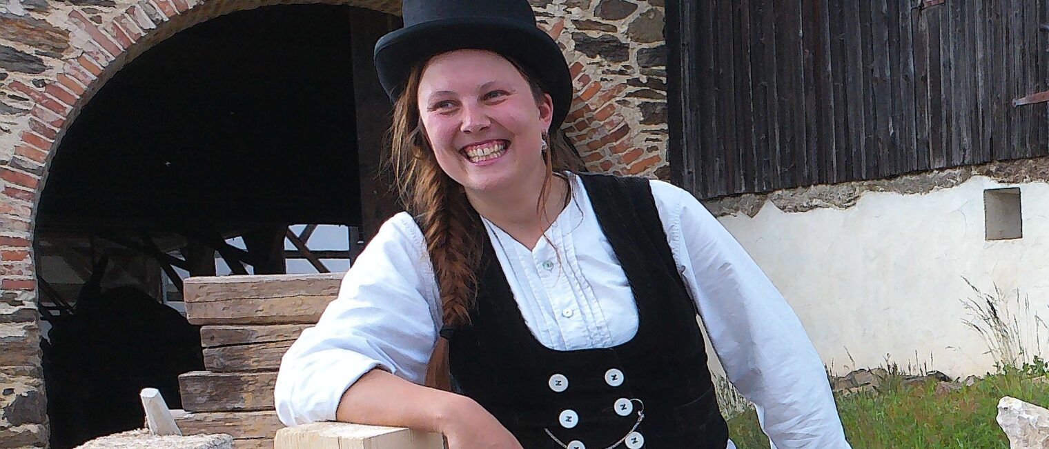 Neele Storost hat auf der Walz bei der Sanierungs des Daches des Bamberger Schlosses mitgeholfen.