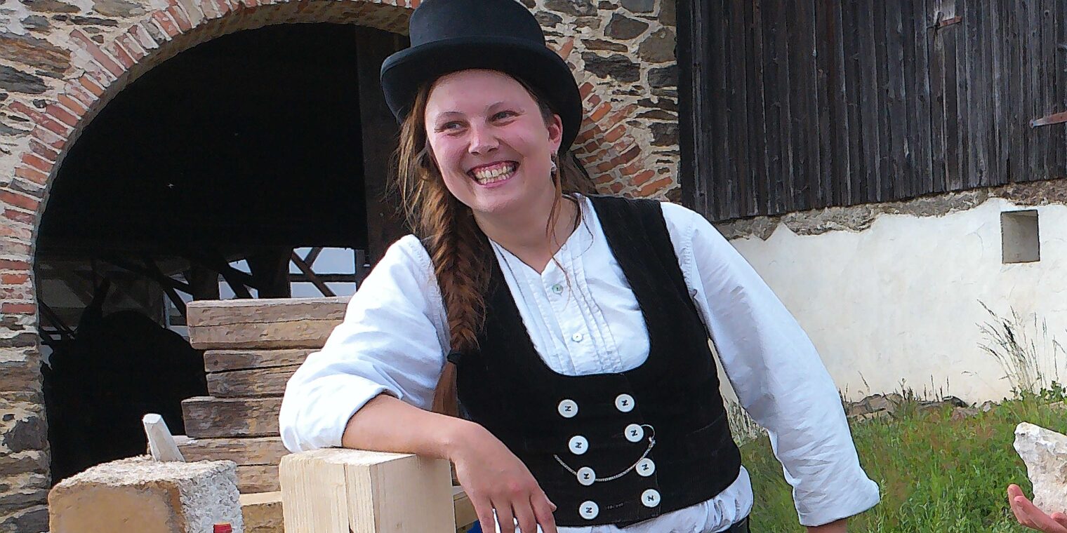 Neele Storost hat auf der Walz bei der Sanierungs des Daches des Bamberger Schlosses mitgeholfen.