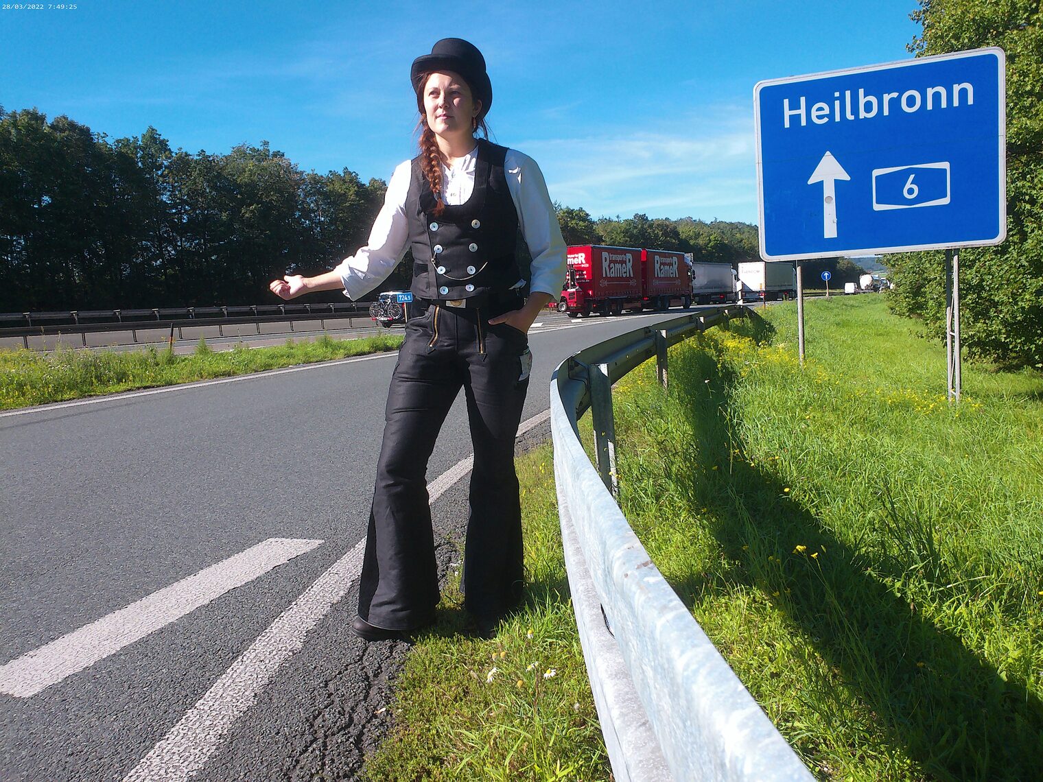 Auf der Walz reist man zu Fuß, per Anhalter oder mit öffentlichen Verkehrsmitteln, wenn man kostenfrei mitfahren darf.