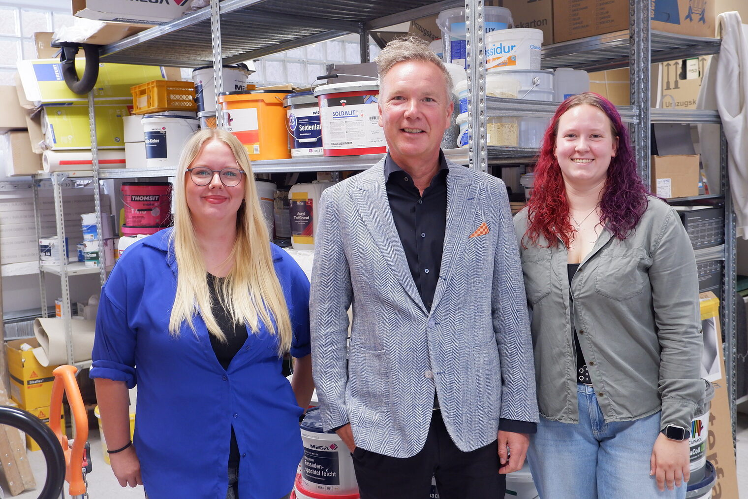 Geschäftsführer Maik Heuer von der Malermeister Kramer GmbH mit Ausbilderin Mandy Rietz und Auszubildende Florentina Ortega
