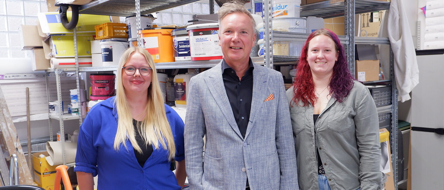 Geschäftsführer Maik Heuer von der Malermeister Kramer GmbH mit Ausbilderin Mandy Rietz und Auszubildende Florentina Ortega