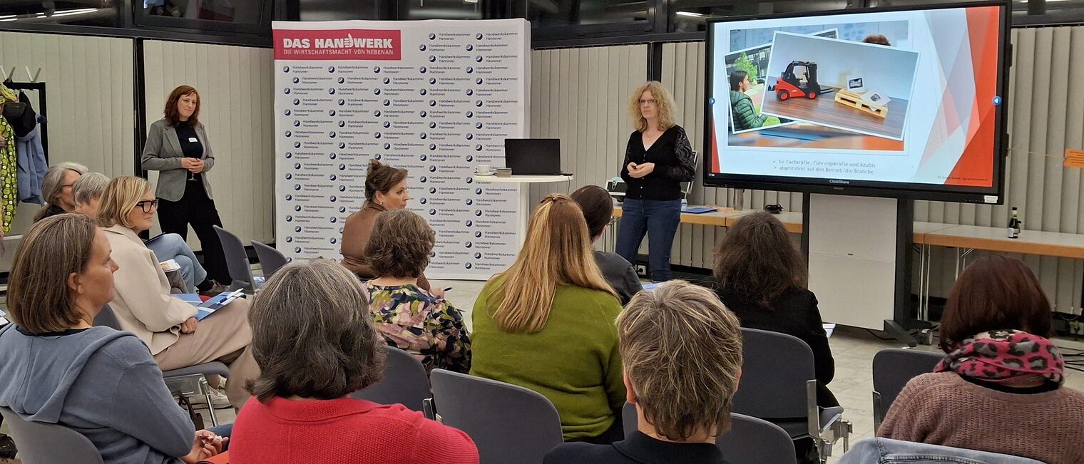 Sprachtrainerin Anna Kiefer hält ihren Vortrag mit Hilfe einer Power-Point-Präsentation.