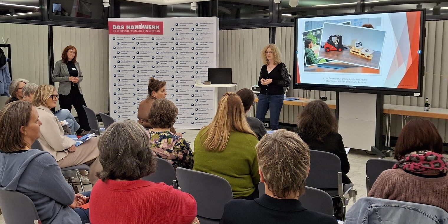 Sprachtrainerin Anna Kiefer hält ihren Vortrag mit Hilfe einer Power-Point-Präsentation.