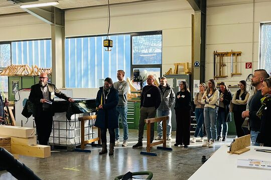 Besucher des Civilia-Bildungstages in den Werkstätten auf dem Campus Handwerk.