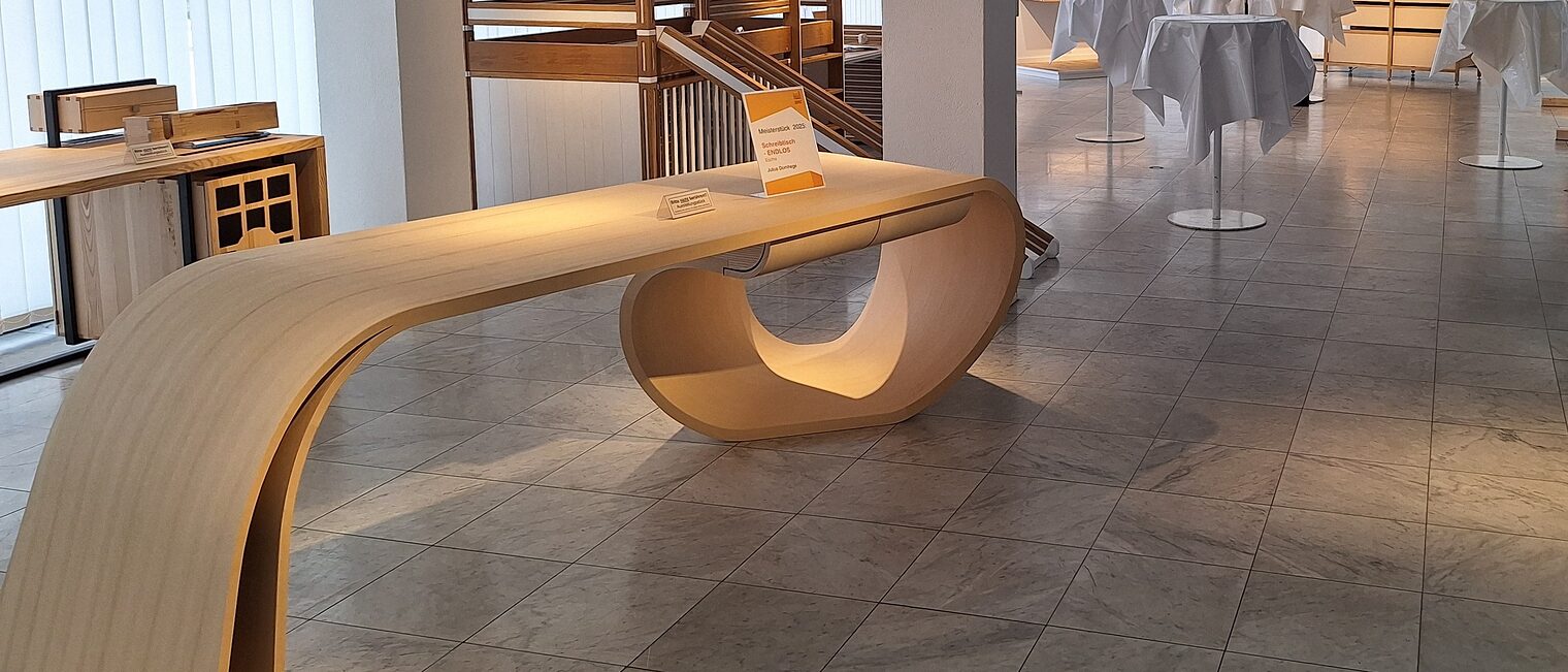 Austellungsräume der Handwerksform mit Tischlermeisterstücken.