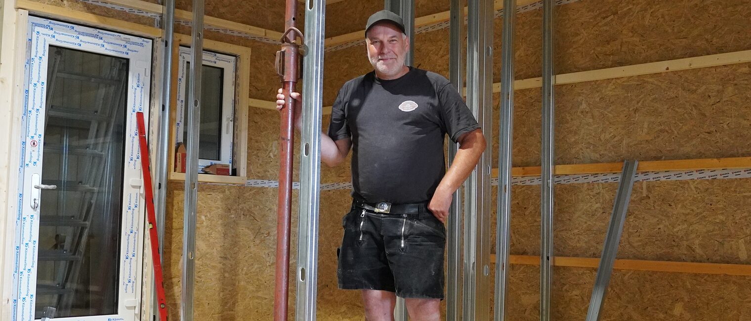 Tischlermeister Dirk Hanne auf einer Baustelle