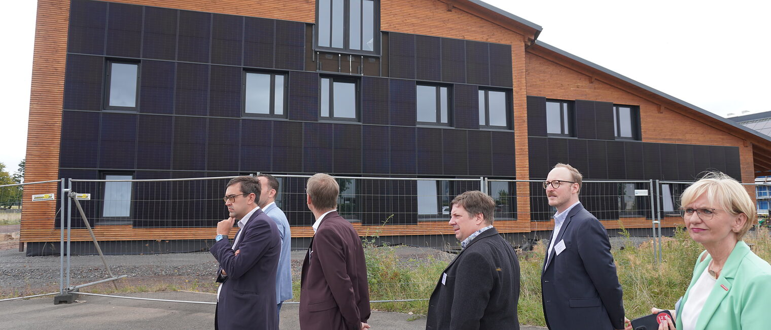 Menschen gehen am Endlos-Energie-Zentrum vorbei.