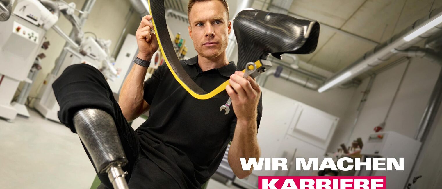 Paralympics-Star Markus Rehm mit Sprungprothese in der Hand.