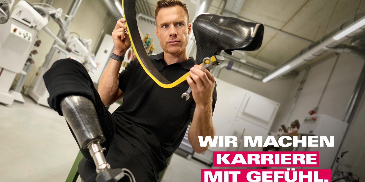 Paralympics-Star Markus Rehm mit Sprungprothese in der Hand.